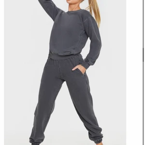 PLT mjukisset - Säljer detta super snygga och mysiga mjukisset från prettylittlething, aldrig använd med lappen kvar! 🦋