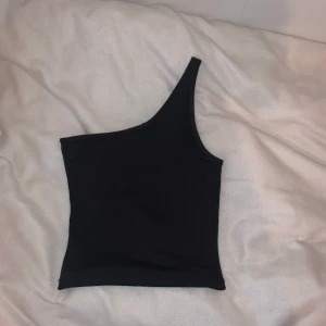 Helt ny one shoulder topp - Söker då den inte används!💕