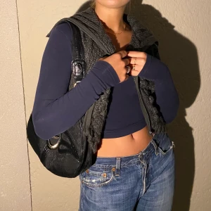 Stickad väst/kofta - Supercool stickad pullover kofta!! Perfekt nu i höst 🍂 jag på bilden är s. Är fler intresserade sker budgivning❤️