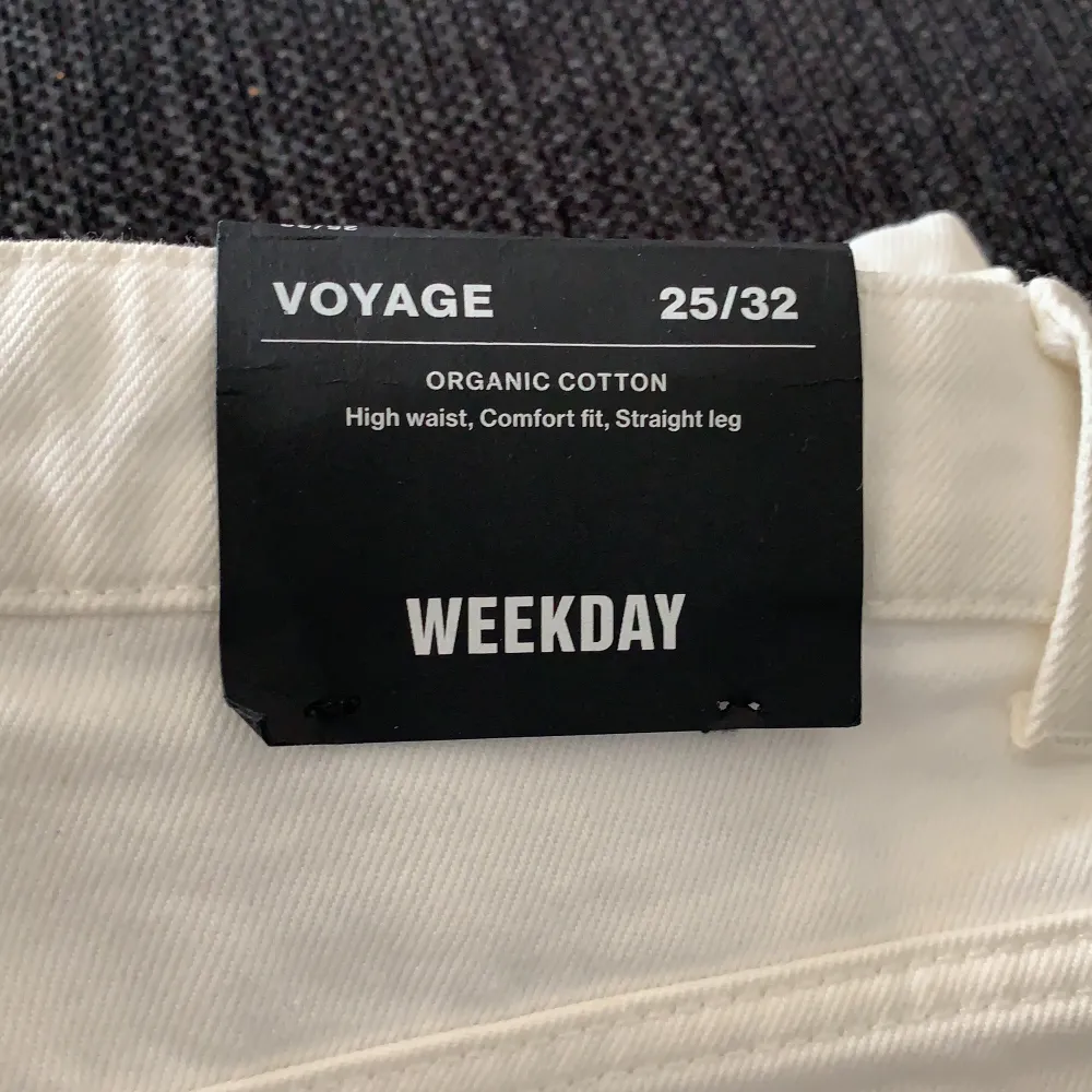 helt nya jeans i modellen voyage från weekday, helt slutsålda överallt!!! passformen är lite längre ner än ankeln💛 inga fläckar, inga slitningar, helt oanvända💘 . Jeans & Byxor.