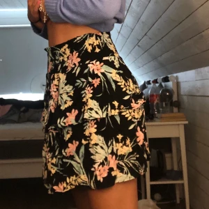 Kjol från Hm storlek 38 - En jätte gullig kjol som passar perfekt nu i sommar. Jag köpte den förra året och är inte använd mycket och är därför i väldigt bra skick. Den säljs då den tyvärr är för stor för mig i midjan. Köptes för 199kr