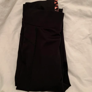 Nelly träningstights strl S - Vanliga svarta träningstights från Nelly i storlek S💕 frakt tillkommer