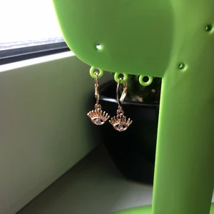 Örhängen creoler - Supersnygga och trendiga örhängen. Örhängena är oanvända och frakten kostar 11kr oavsett hur många smycken man köper!!