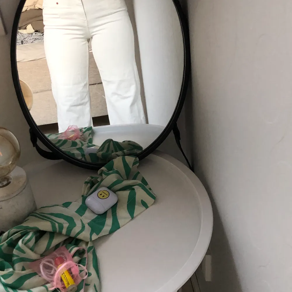 Vita jeans från Zara i storlek 36. Sitter jättebra och är endast använda 2 gånger. Köpt för 3 veckor sen så i nyskick! Köpte för 399 kr och säljer för 200 kr. Kom även me egna bud💓 (jag är ca 160 cm) . Jeans & Byxor.
