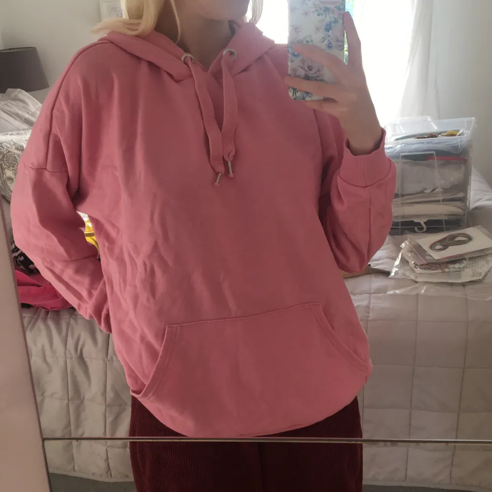 En jätte fin rosa hoodie från monki som endast använd ett fåtal gånger. Den är i storlek S men folk med storlek M/L kan även ha den.. Tröjor & Koftor.