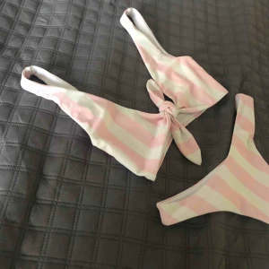 Nelly bikini - En bikini jag köpt här på plick men som aldrig kom till användning eftersom att den tyvärr var för liten. Jätte fint och i väldigt bra skick! Kan mötas upp i sthlm eller frakta. Frakten kostar 42kr, ledande bud 140+frakt, avslutas 16:00 idag (tisdag)!!🥰