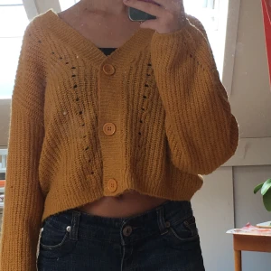 Senapsgul kofta från hm  - Jättefin stickad kofta från hm. Är storlek XS men skulle säga att den passar XS- M. 