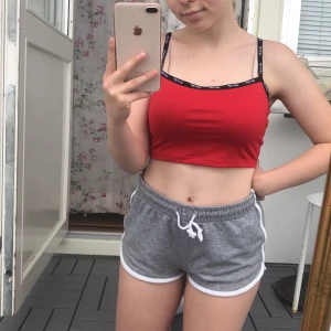 Topp från Levi’s - (GRATIS FRAKT) Jättefin Levis topp i bra skick. Näst intill oanvänd! Nypris :200kr.