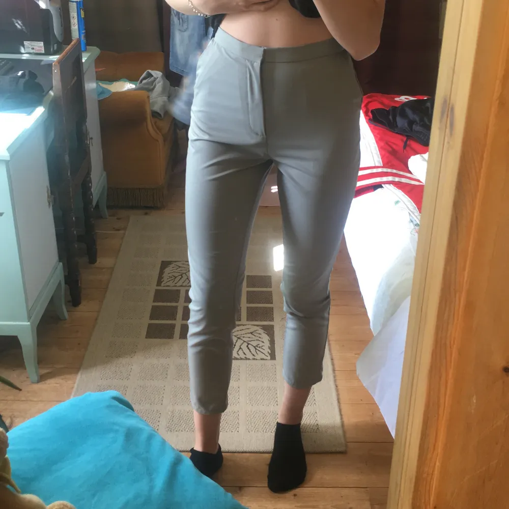 superfina high waisted suit pants i färgen duckgreen från NA-KD🤩, helt nya endast testad 2 gånger, säljer dom då jag själv tycker dom är lite korta på mig. 250+frakten då nypriset är 400💞. Jeans & Byxor.