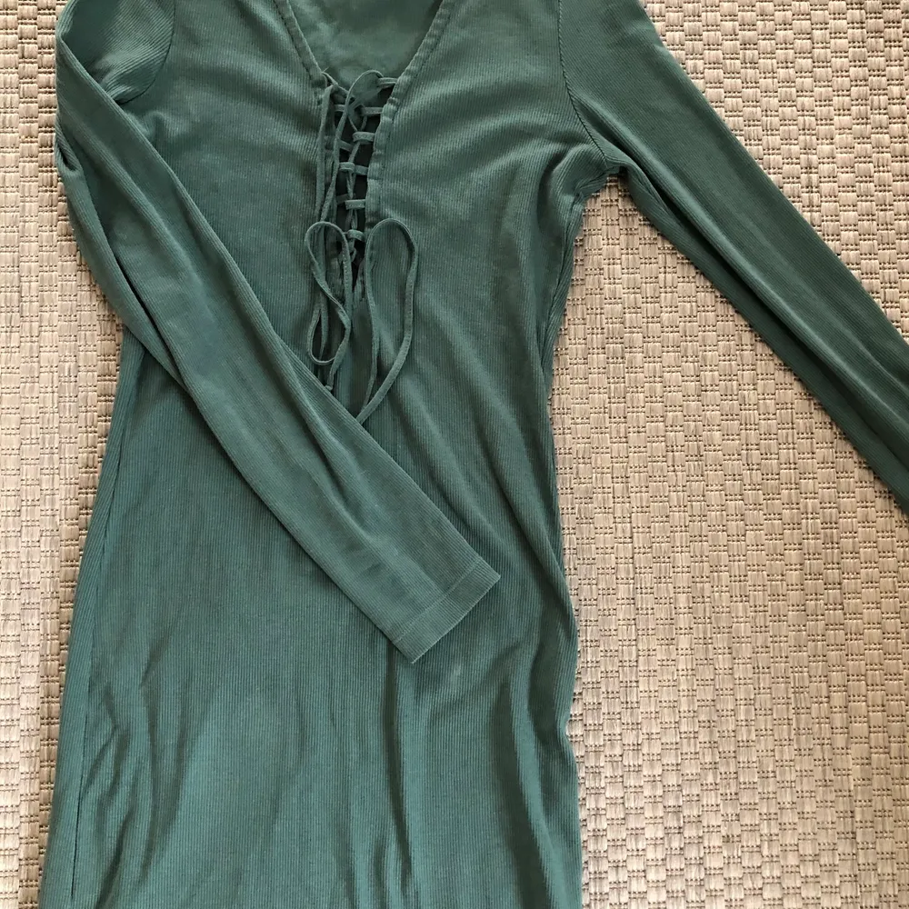 (GRATIS FRAKT) Fin grön klänning i gott skick! Knappt använd!:). Klänningar.