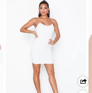 Vit klänning  - (Lånad bild) Säljer denna fina klänning från Nelly eftersom jag inte kunde lämna tillbaka den, även att den sitter lite för tight på mig. Har inte använt klänningen förutom när jag provade den. Om du vill ha fler bilder eller frågor kan du skriva via dm😊