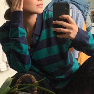 Stickad tröja - Även ett till plagg jag ej använder men köpt för ca fem månader, helt ny använd en gång och inte mer än så. Väldigt mysig och nice till varjedag klädsel