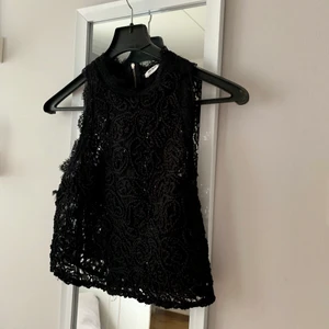 Spetslinne från Zara - Superfint svart spetslinne från Zara med dragkedja i ryggen 🖤 väldigt sparsamt använd (Max 2 gånger) och väldigt fin i spetsen 🖤 frakt tillkommer och vid flera köpare blir det budgivning som avslutas 24 timmar efter första budet 