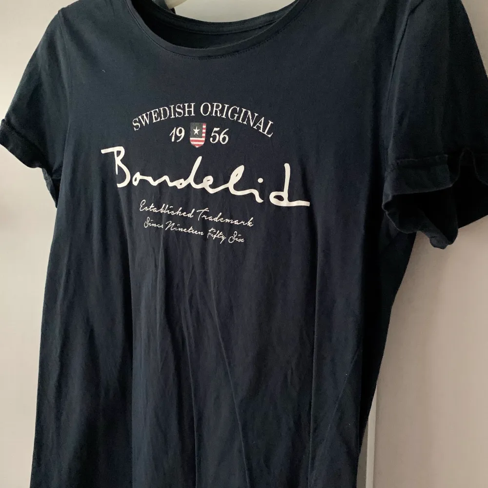 Mörkblå T-shirt från Bondelid som är använd men som fortfarande är i fint skick 💙 frakt tillkommer och vid flera köpare blir det budgivning som avslutas 24 timmar efter första budet 💙. T-shirts.