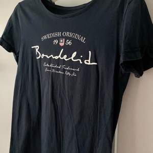 Mörkblå T-shirt från Bondelid som är använd men som fortfarande är i fint skick 💙 frakt tillkommer och vid flera köpare blir det budgivning som avslutas 24 timmar efter första budet 💙