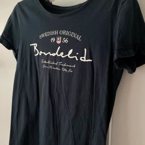 Blå T-shirt från Bondelid - Mörkblå T-shirt från Bondelid som är använd men som fortfarande är i fint skick 💙 frakt tillkommer och vid flera köpare blir det budgivning som avslutas 24 timmar efter första budet 💙