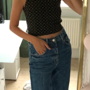 Topp från Gina - Säljer denna söta topp från Gina tricot! Frakt tillkommer📦