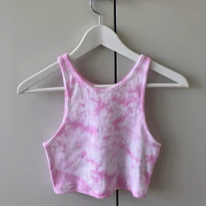Tie dye färgat linne 10 - Ett supersnyggt tie-dye färgat linne i en croppad modell. Har aldrig använt så det är nyskick. Frakt tillkommer på 22kr. Detta är tyvärr redan sålt, men jag har lagt upp nya!:)