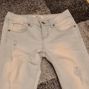 Jeans - Otroligt fina jeans sosom aldrig har kommit till användning. Tyvärr finns det ingen bild då man får se hur dem sitter på någon då jag inte får på mig dem på grund av att dem är för smsmå för mig. Kontakta vid intresse och av fler bilder❤frakt tillkommer