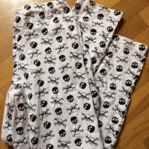 Döskalleleggings - Oanvända leggings i lite kortare modell med döskallar all over. Storlek M med resår i midjan. Priset är inkl vanlig frakt 💃🏼