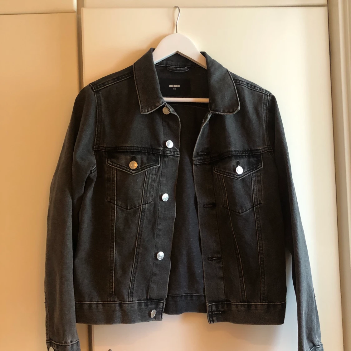 Mörkgrå/svart jeansjacka från BikBok