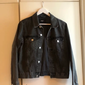 Mörkgrå/svart jeansjacka från BikBok - Storlek XS. Köpt för 300kr och använd ett fåtal gånger. Priset kan diskuteras. Frakt: ca 60kr 