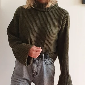 Stickad tröja, Gina Tricot - Superskön stickad tröja från Gina Tricot! Grön, storlek S. Kan mötas upp i Uppsala/Stockholm, alternativt skicka mot fraktkostnad.💚