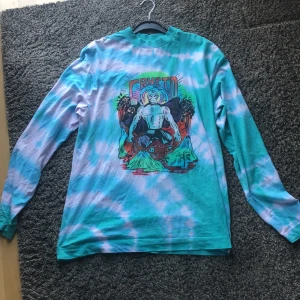 Collusion unisex batiktröja - En långärmad och oversize batiktröja från Collusion. Knappt använd och i väldigt bra skick! Köparen står för frakt.