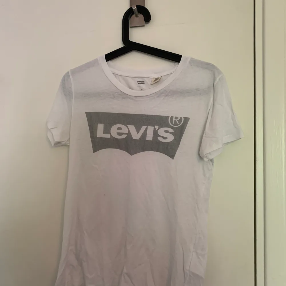 Tröja från Levis med silvrigt tryck! . T-shirts.