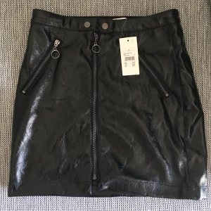 Kjol - Oanvänd storlek 34 pris 99kr