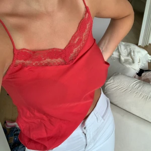 Spets linne - Fint rött linne ifrån ”RUTE CIRCLE” st 34