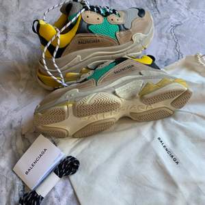BALENCIAGA TRIPLE S:  - New, unused.  - Size: UE 43 in a UK 9. (This brand always is a bit bigger than the usual size) - Unwanted birthday gift.  - Cash payment or delivery  - Open to serious offers 