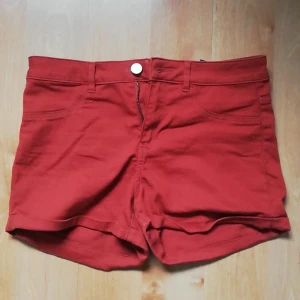 HM Jeans-shorts (med stretch) strl. 36 - Sköna och mjuka jeans-shorts i stretch-material med dragkedja, knapp och möjlighet till skärp, samt fickor bak. De är från HM och använda 3 gånger, självklart tvättade efteråt. 61% Bomull, 36% Polyester och 3% Elastan. Pris + inkl. frakt
