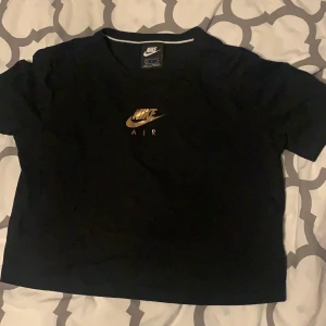 Nike Air t-shirt - Använd nån gång men inprincip ny. Trycket är i guld/rosé.