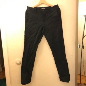 Mörkblå weekday byxor - Mörkblå chinos från weekday, i storlek 29