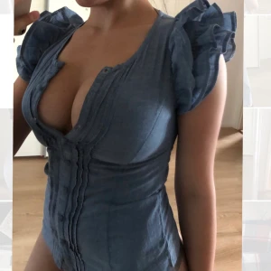 Blå söt blus - En helt ny söt blus, aldrig använd och tagg finns kvar! Tyvärr så har jag inte hunnit använda den, nu passar den inte vid brösten längre. Blusen är i storlek 34 och jag har vanligtvis S, BH storlek 70G på Hunkemöller. Köpare står för frakt!