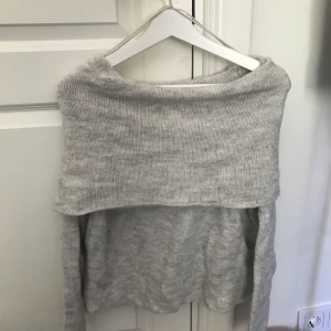 Of Shoulder tröja storlek s - Använd en gång stickad tröja storlek s 200kr + frakt