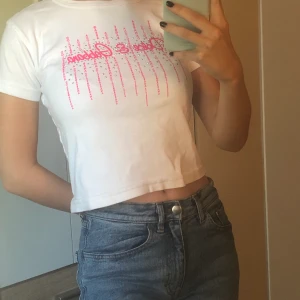 Gullig t-shirt - Gullig t-shirt med dolce & gabbana tryck och kristaller💕💙 köparen står för frakt. Budgivning slutar idag,inte äkta