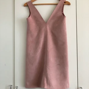 Zara klänning strl S - Jättefin klänning i mockaimitation från Zara i strl S. Säljs pga för liten. Köparen betalar frakten. 
