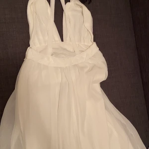 balklänning - en jätte vacker vit balklänning. Från Nelly trend i storlek xs. Mjukt tyg. Den kommer ända ner till fötterna. fråga gärna om fler bilder 💞