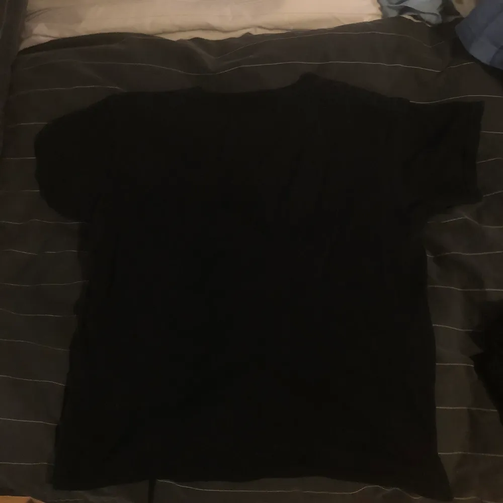 Bra skick svart trasher t-shirt. Relativt liten så passar på en XS/S. . T-shirts.