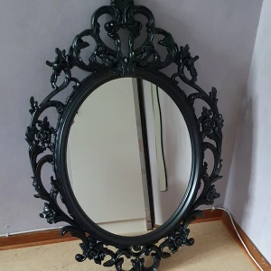 Spegel Ikea svart ram - Spegel med svart plastram runtom. Aldrig "använd" utan har bara lagts undan. Endast avhämtning i Örebro.