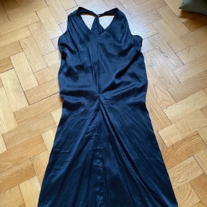 Sidenklänning  - Sitter tight över höften o lös upp till. Fin passform! Stl 34-36