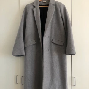 NA-KD kappa strl S - Vadlång ljusgrå kappa från NA-KD i strl S. Säljs pga för liten. Köparen står för frakten. 