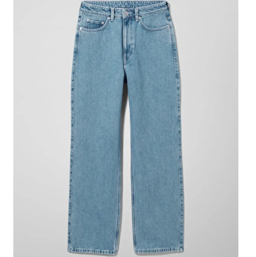 Rowe Extra High Straight Jeans - Weekday, stl 26/30, endast använda ett fåtal gånger pga fel storlek. +50kr frakt ||Högsta bud 210kr BUDGIVNINGEN AVSLUTAD. Jeans & Byxor.