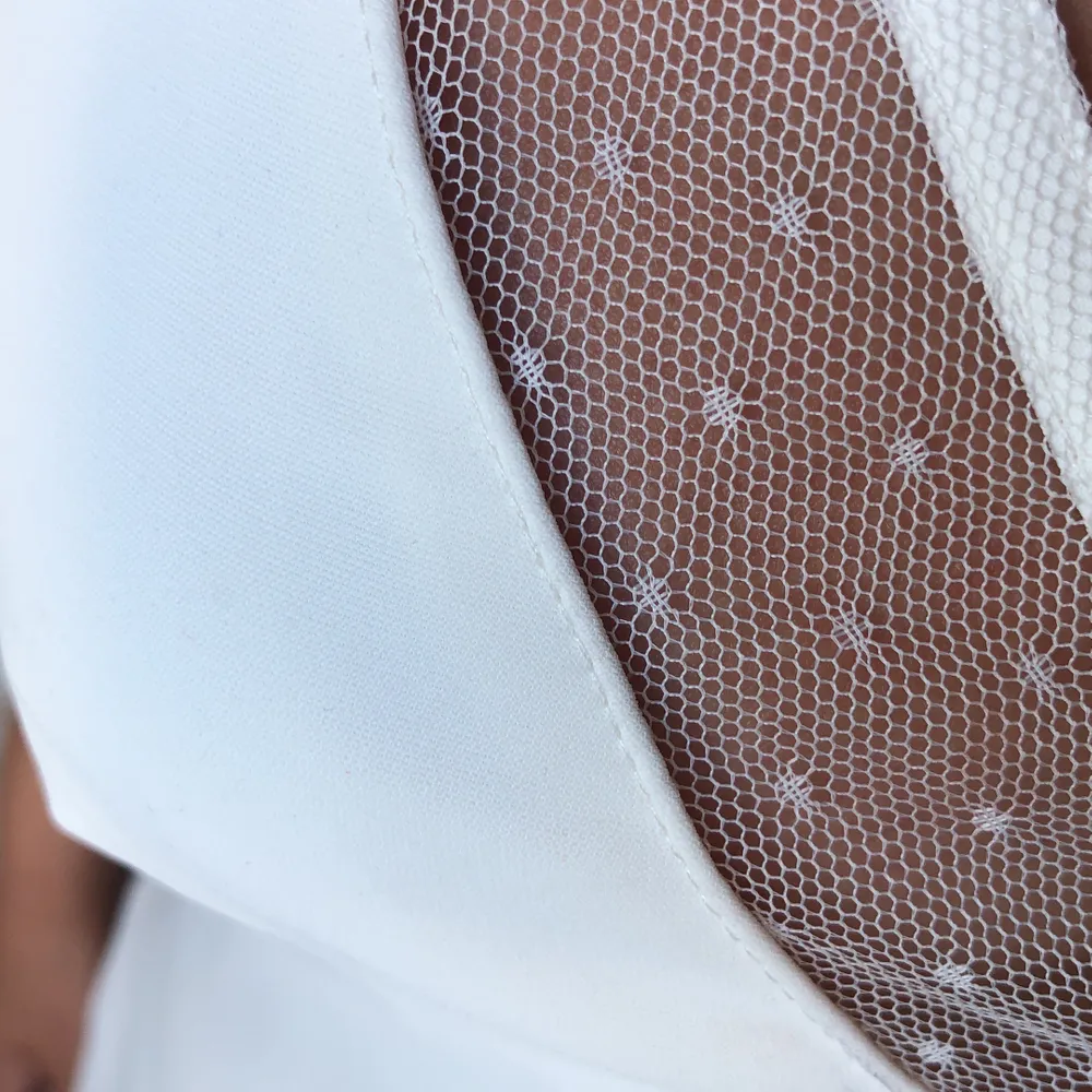 En söt vit sidenklänning från märket NA-KD i storlek M men sitter som S. Fraktar eller möts upp i Stockholm/strax utanför. Skriv vid intresse eller för fler bilder. 💞✨. Klänningar.