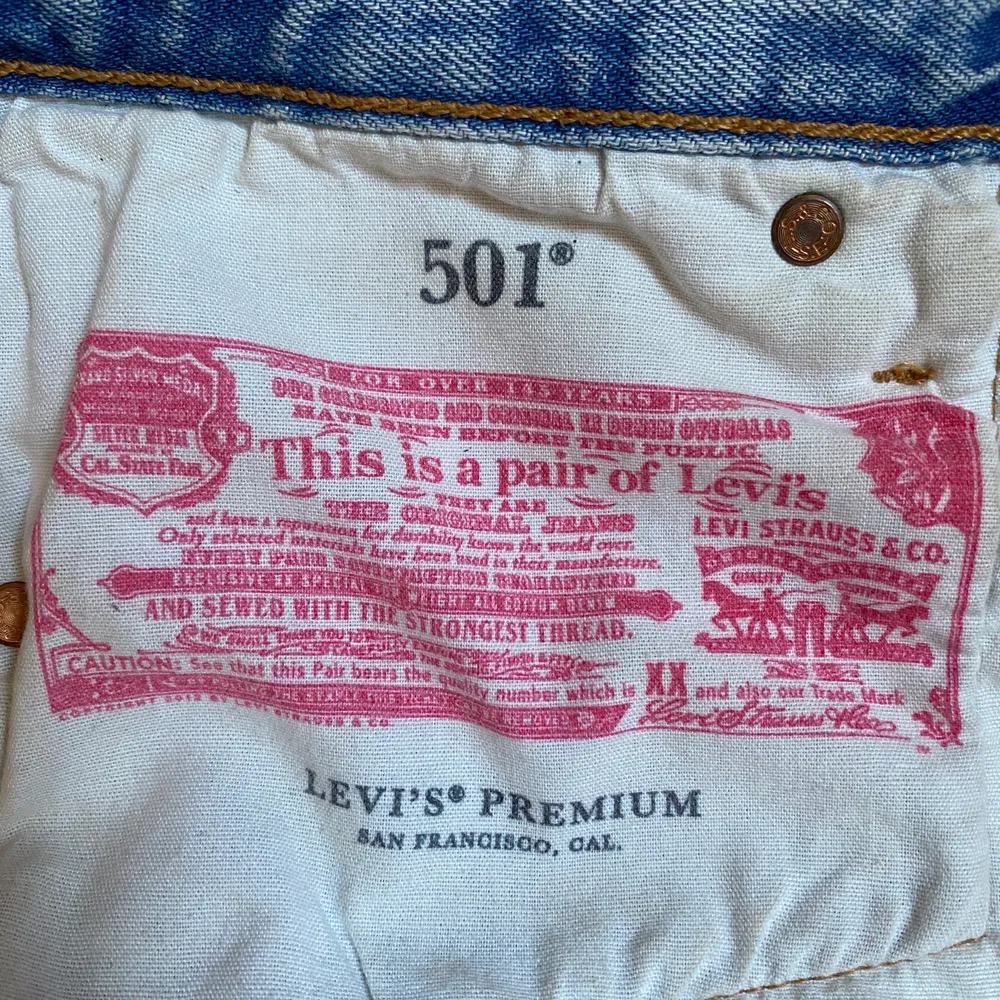 Säljer dessa supersnygga unika Levis 501 shortsen i storlek w25. Knapparna på framsidan är i 4 olika färger: rosa, gul, blå och grön och det är verkligen en skitsnygg detalj! Säljer då de tyvärr inte passar längre. Skriv privat för fler bilder!💕. Jeans & Byxor.