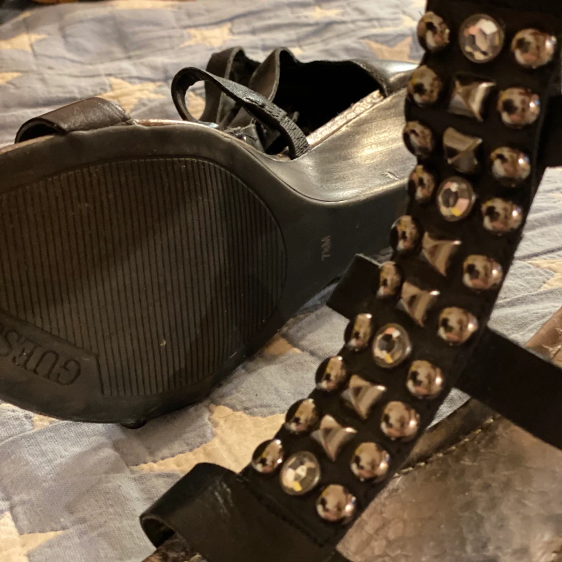 Guess sandal med bling och nitar  - 90