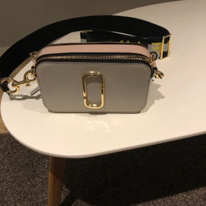 Marc Jackson väska  - Säljer min 1 månad väska från Marc Jacob använd Max 2 gånger säljer den för har ingen användning för den får med dustbag