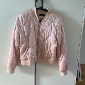 ”Bomberjacka” från Only - Ljusrosa ”bomberjacka” från Only. Använd två gånger. Sitter perfekt på mig som vanligtvis är en S/M🤩🤩🤩